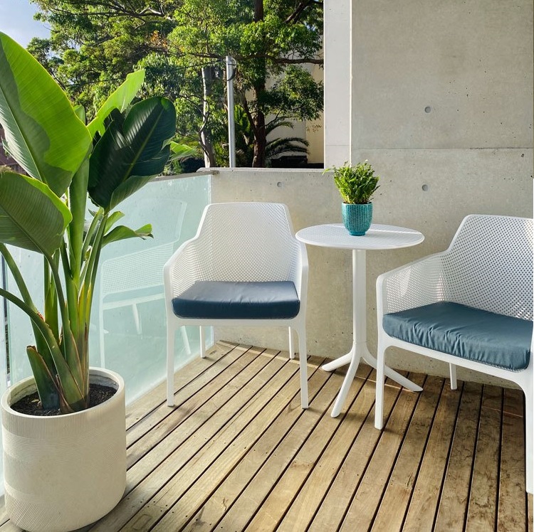 nardi-net-relax-chair-and-step-table-white-lifestyle